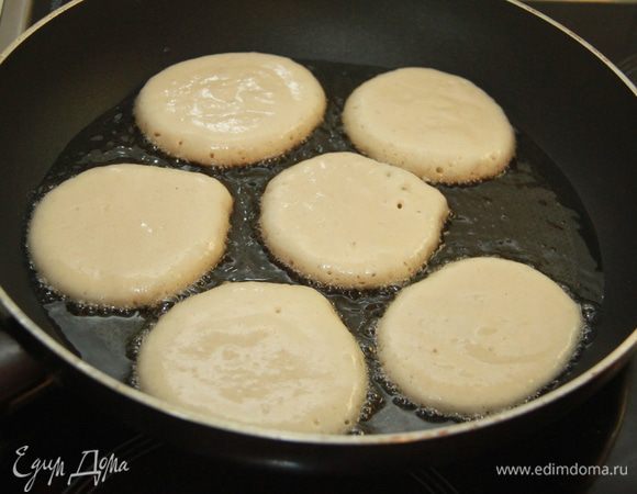 Жарить оладушки на масле (минимальное количество масла) до подрумянивания с обеих сторон. Подавать горячими/тёплыми с райским вареньем. Быстро и просто! Приятного аппетита!