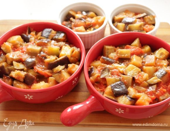 Выложить баклажаны с помидорами.