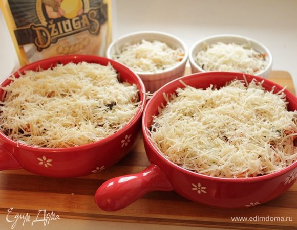 Посыпать тертым сыром Джюгас.
Поставить в духовку.
Запекать при температуре 180-200 градусов в течение 20-25 минут.