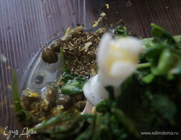 Разогреть духовку до 190 С. Поставить варить одно яйцо (можно в мешочек). Вскипятить воду в чайнике. Тем временем, пока все закипает и варится, приготовим соус. В блендер положить каперсы, натертую на мелкой терке цедру лимона и сок, прованские травы (или эстрагон), все взбить.