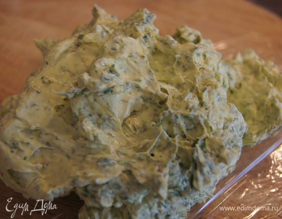 Всю массу выложить на пищевую пленку, свернуть рулетом и скатать колбаску из масла. Отправить в морозилку. Оно успеет застыть к моменту готовности рыбы, через 20 минут.