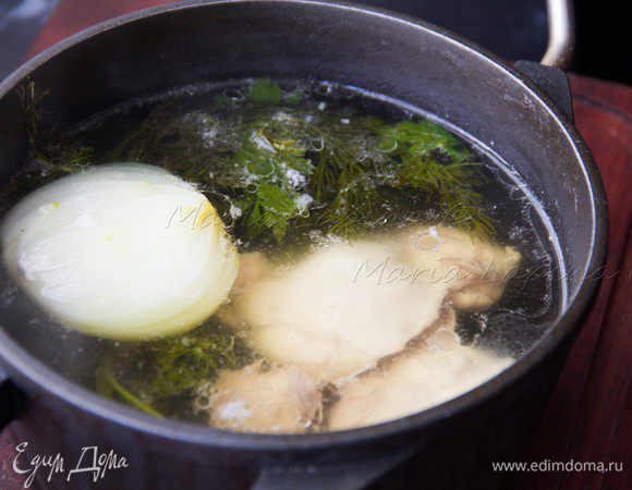 Первым делом готовим бульон. Курицу кладем в холодную чистую воду,ставим на огонь и закрываем крышкой. Прежде чем закипит вода снимаем всю пену. Когда вода закипит, кладем луковицу, зелень, соль и перец. Вприм бульон на медленном огне 30 минут.