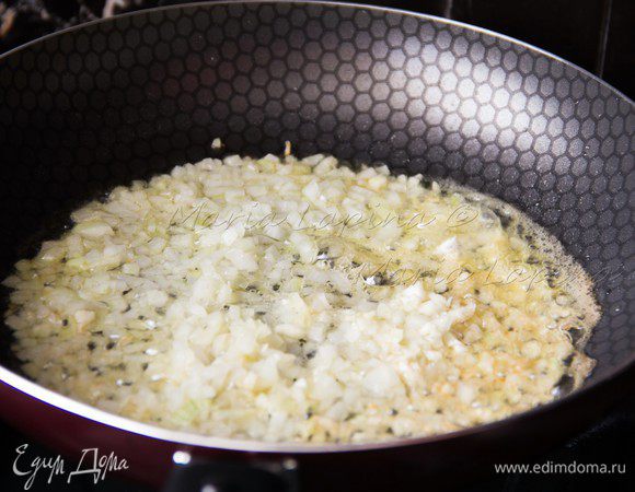 На разогретую сковороду кладем сливочное и оливковое масло, разогреваем и опускаем туда мелко порубленный лук и чеснок.