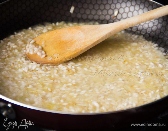 Затем вливаем вино. 