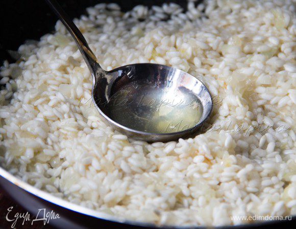 Когда почти все вино выпариться, уменьшаем огонь до чуть ниже среднего и наливаем половник бульона. 