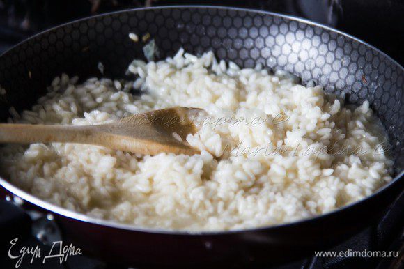 Готовим рис помешиваю и постепенно добавляя бульон половниками. Это займет примерно 20-25 минут.