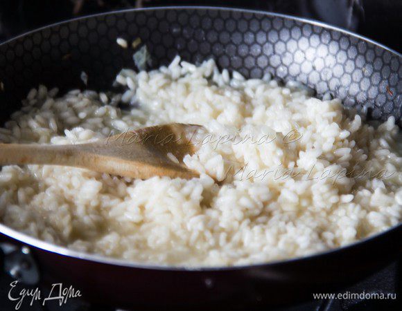 Готовим рис помешиваю и постепенно добавляя бульон половниками. Это займет примерно 20-25 минут.
