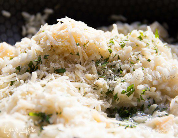 За 5 минут до готовности добавляем мелко натертый сыр и порубленную мяту. Хорошенько перемешиваем, чтобы сыр распределился по всему ризотто. 