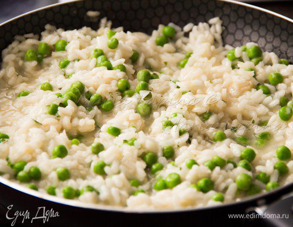 Затем добавляем горошек, прямо замороженный, готовим ещё пару минут помешивая. 