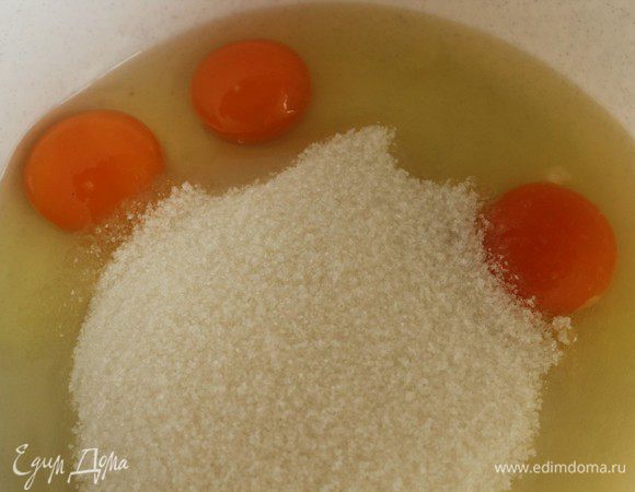 Соединить яйца с сахаром и слегка взбить.