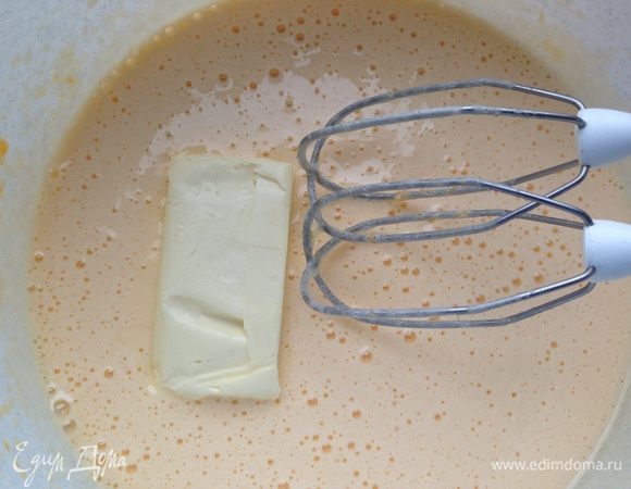 Добавить размягченное сливочное масло