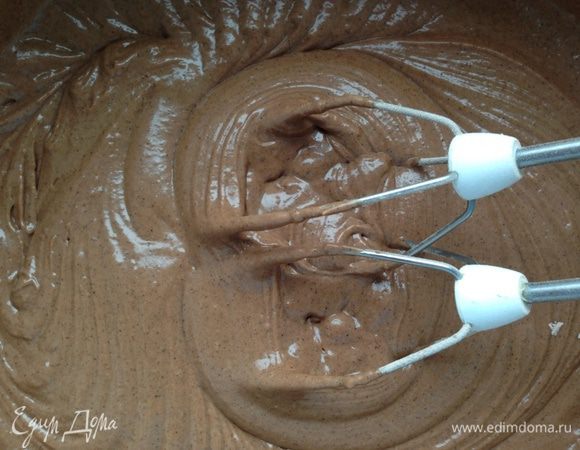 В тесто добавить кефир, перемешать, а затем небольшими порциями добавить сухую смесь и хорошо вымесить тесто.