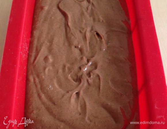 Выложить тесто в форму для выпечки. У меня форма силиконовая, ее смазывать маслом не надо. Если форма стеклянная или керамическая, то ее нужно выстелить промасленной бумагой для выпечки.