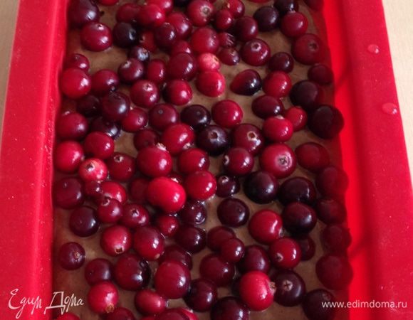 Клюкву помыть и обсушить. Выложить ягоды на тесто.