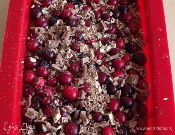 Сверху посыпать рубленным шоколадом.