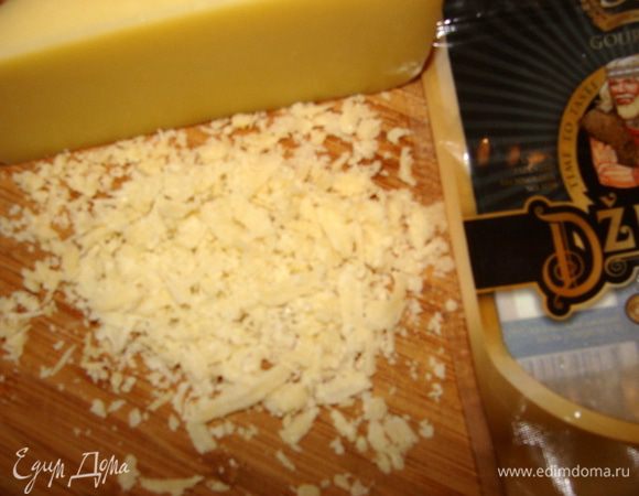 Сыр Джюгас потереть на средней терке.