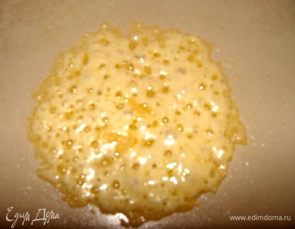 Выложить крошку аккуратно в форме кружочка на разогретую сковороду.