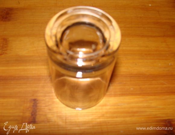 Чистую стопочку перевернуть вверх дном.