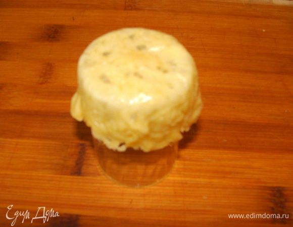 Поместить на нее еще теплый сырный блинчик, края прижать к стенкам стопки.