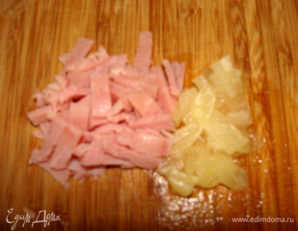 Ветчину и консервированный ананас тонко одинакого порезать. Перемешать с майонезом.