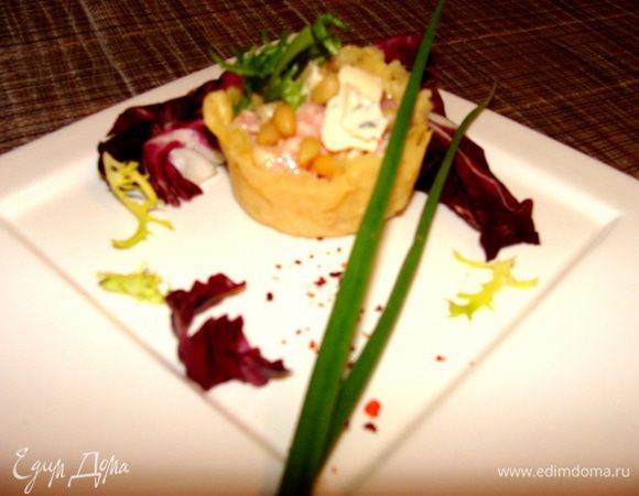 В корзиночку положить маленький листочек салатный (на свой вкус), выложить начинку. Сверху посыпать кедровыми орешками. Заключительная вкусовая нотка, это крошечный кусочек сыра дор-блю! 
Корзиночку выставить на тарелочку и украсить. У меня так получилось)
Приятного аппетита!