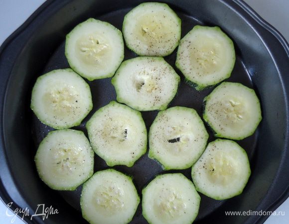 Выложить в форму.Верх кабачка смазать маслом, посолить, поперчить. Поставить в разогретую духовку на 20 минут.