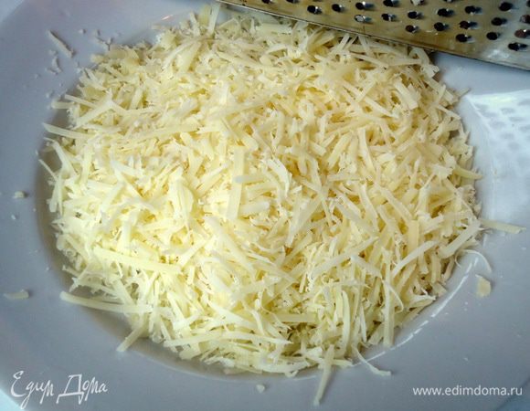 Сыр натереть на терке.
