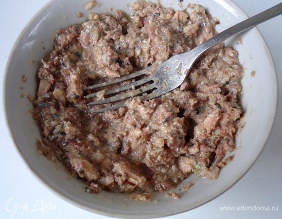 Консервы открыть, выложить в тарелку и размять вилкой.
