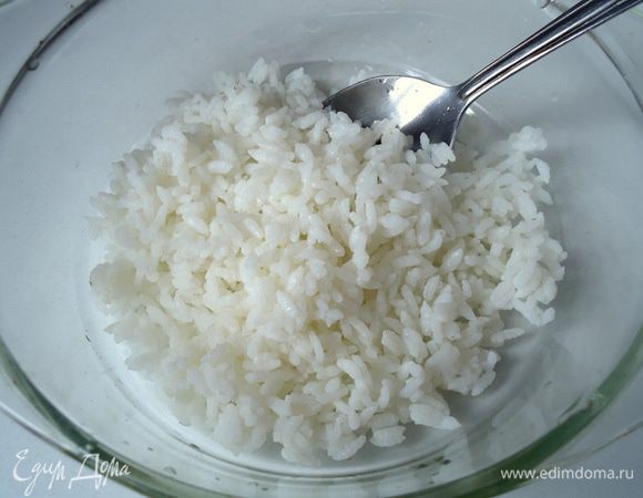 Готовый рис откинуть на сито, промыть холодной водой.
