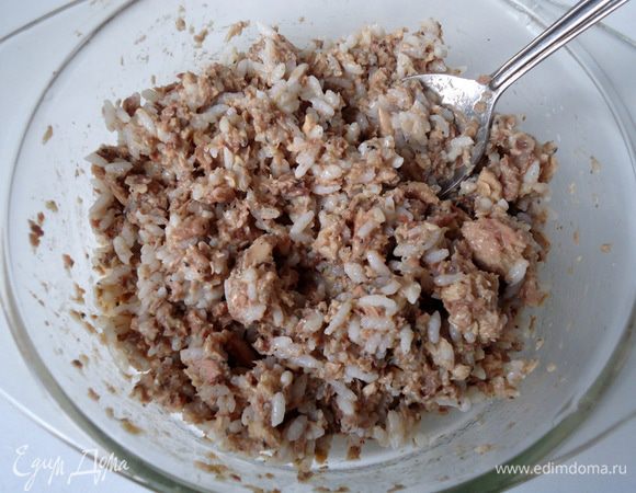 Рис и консервы смешать.
