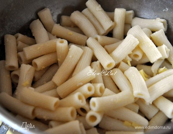Отварить макароны в течении 8 минут, слить воду промыть холодной водой и добавить сливочное масло, перемешать.