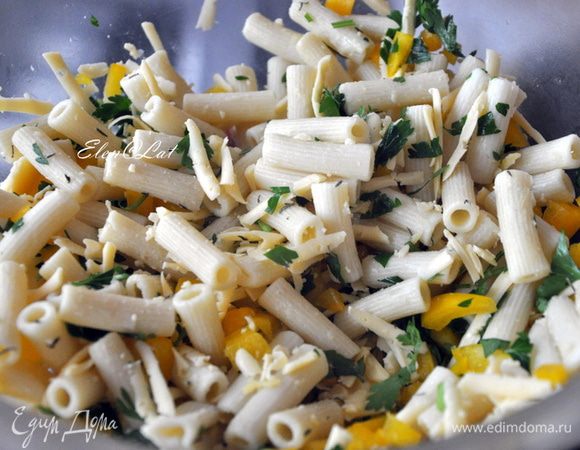 В миске смешать нарезанный кубиками болгарский перец, нарезанную петрушку, натертый на крупной терке сыр, тимьян, перец.
Яйца взбить венчиком, добавить молоко, соль. 
