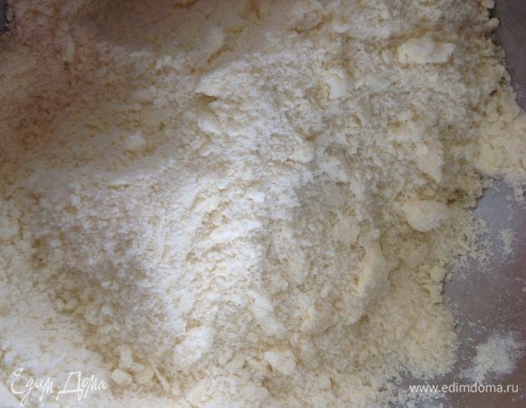 Муку, миндаль, сахар, щепотку соли и сливочное масло, растереть в крошку.