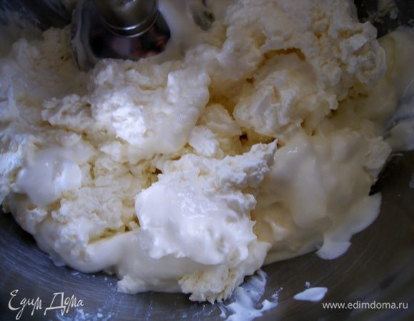 Для начинки:творог взбить со сметаной, сахаром и ванильным сахаром...