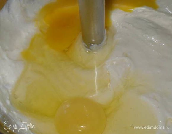 ...Ввести по одному яйца, и еще раз хорошо взбить. Готовый крем поставить на 10 минут в холодильник.