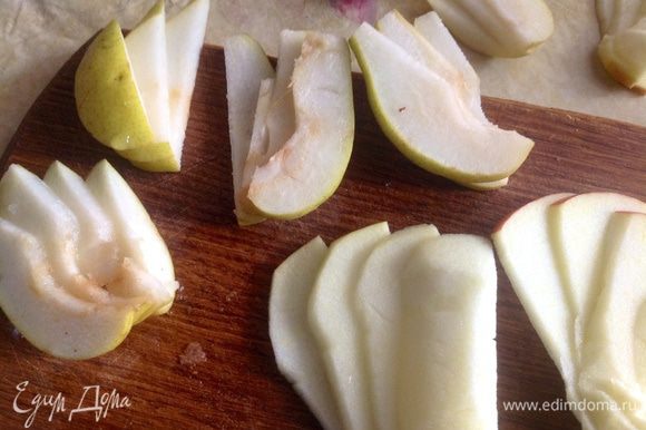 Яблоко и грушу вымыть и нарезать ломтиками.
