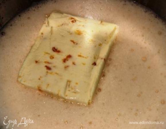 Добавить творожную массу и снова взбить. У меня творожная масса была с кусочками кураги (можно добавить изюм)