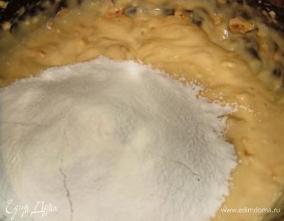 Всыпать просеянную муку с содой, все аккуратно перемешать и руками замесить тесто.