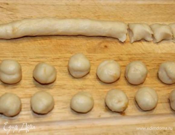 Скатать из теста тонкие колбаски, разделить их на маленькие части и скатать шарики (у меня получилось 75 штук)