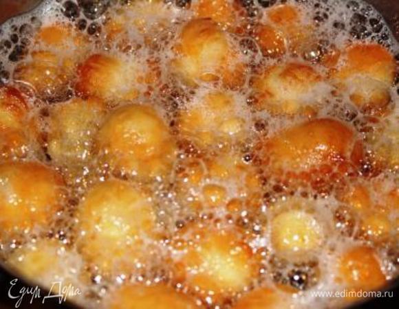 Жарить, иногда помешивая, примерно 10 минут до золотистой корочки.