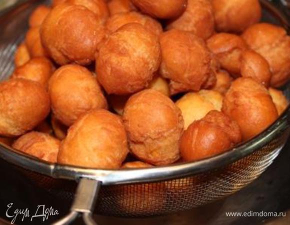 Шумовкой вынуть шарики и опрокинуть их на дуршлаг, чтобы стекло лишнее масло.