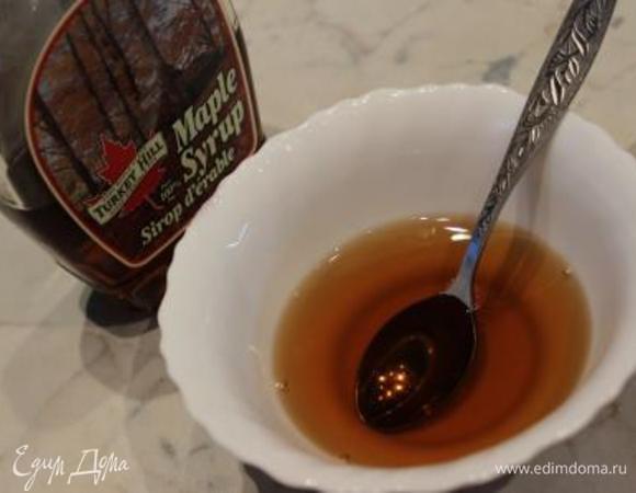 Приготовить раствор сиропа: для этого следует смешать кленовый сироп с горячей водой. Можно заменить жидким медом.
