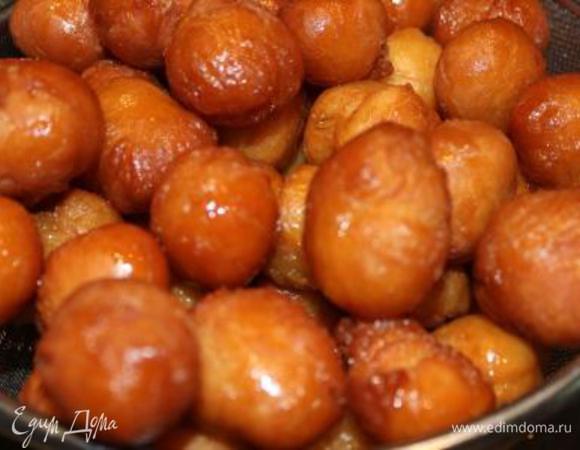 Полить шарики раствором кленового сиропа (это можно сделать прямо в дуршлаге)
