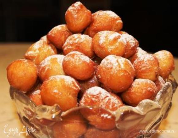 Выложить шарики в глубокую вазу, полить сверху еще раз стекшим через дуршлаг сиропом и присыпать сахарной пудрой (по желанию). Блюдо готово...Приятного аппетита!!!
