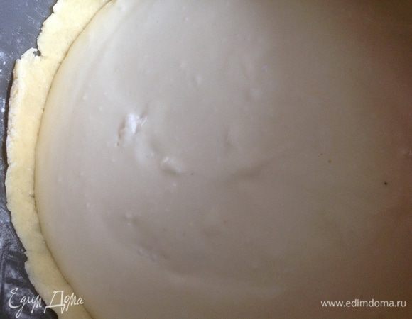 Вылить крем на песочную основу...