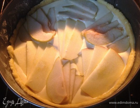 ....выложить фрукты,чуть присыпать сахаром.Выпекать пирог при температуре 180 градусов 35 минут. 