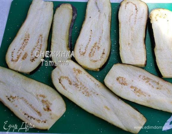 Баклажан моем, нарезаем тонкими пластинками, но не слишком тонко, чтобы не просвечивались. Из одного баклажана как раз получилось 8 пластинок. Присыпаем солью, оставляем.