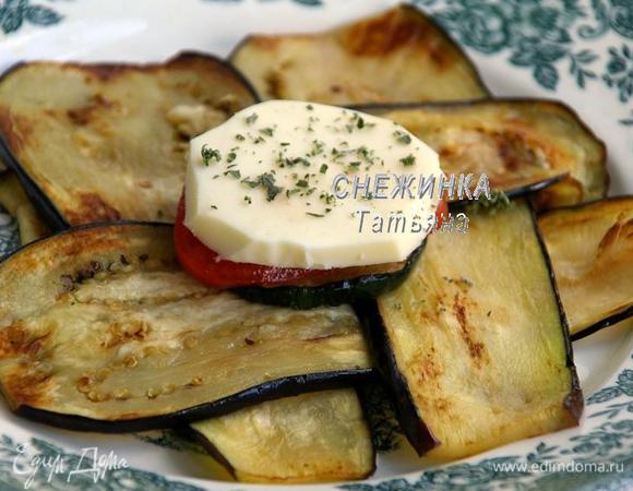 В центр кладём кружок цукини, затем – томата и моцареллы, присыпаем сушёным орегано.