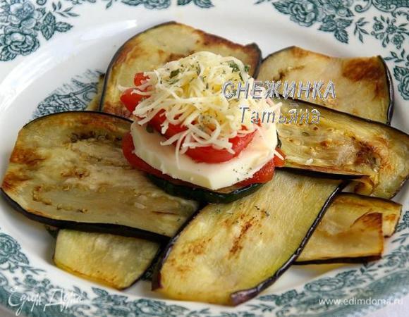 Затем снова кружок томата, присыпаем тёртым пармезаном и снова орегано.