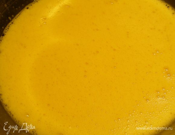 Добавляем соль, постепенно вливаем ликер и подсолнечное масло, продолжая взбивать на низкой скорости.
